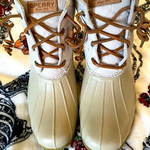 Sperry quilted tan duck boots size 9